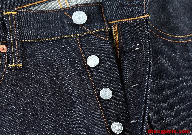 EVISU門襟鉚釘則是素雅的陽文logo.