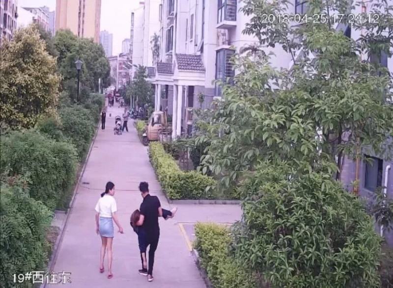 李芳跳下后，張軍和室友下樓匆忙送李芳去醫院。受訪者供圖