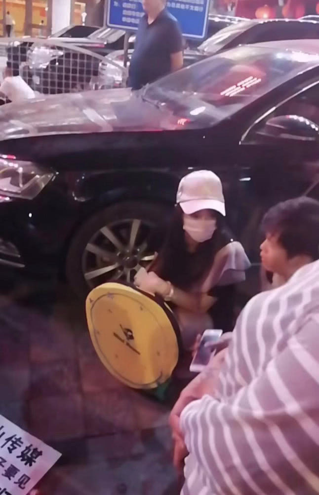 趙本山徒弟孟令宇再陷丑聞 妻子尚媛媛在劉老根大戲院門外拉橫幅控訴惡行