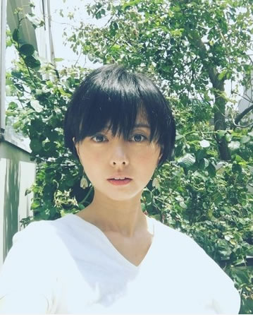 女星生二胎帶全家吃自己的胎盤,連兩歲大的長女都跟著一起吃