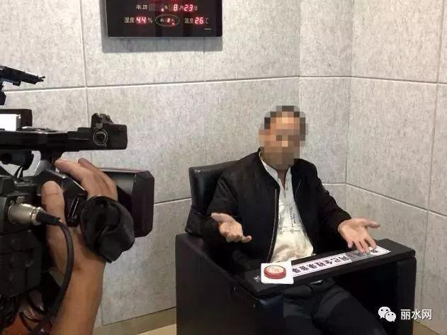 此案犯罪嫌疑人潘某勇，正在回答審訊警官和現場記者的提問。