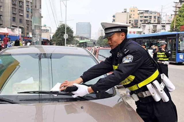 女司機注意了!往后副駕駛放這個,交警查到扣3分罰款200元