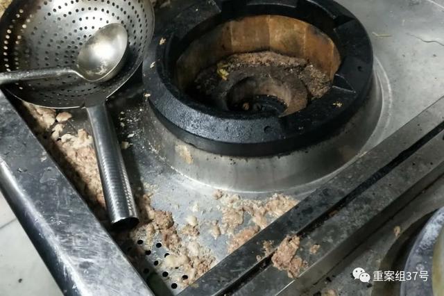 6月30日,胖哥倆肉蟹煲合生匯店,灶臺上的污漬長時間無人清理,勺子也會堆積在灶臺上