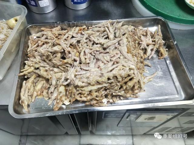 胖哥倆肉蟹煲合生匯店,當天剩下的熟雞爪,留到第二天經過熱水清洗后,繼續給顧客食用