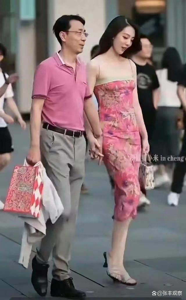 國企領導與女同事牽手逛街 被免職 拍攝時并未拒絕